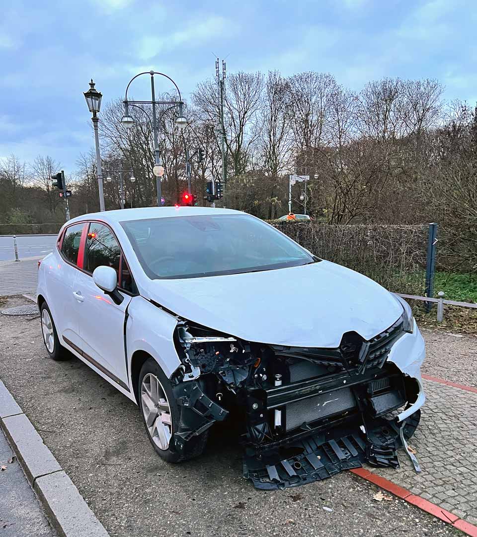 Unfallwagen mit Frontschaden steht am Straßenrand und wird für den Unfallwagen Ankauf Freiberg angeboten