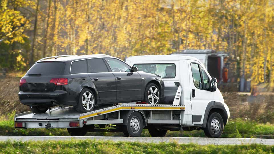 Ein Auto wird auf einem Abschleppwagen verladen und kostenlos bei Autoankauf Freiberg abgeholt 